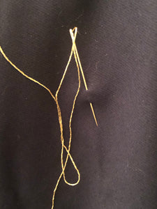Gold sewing needle // Aiguille à coudre en or