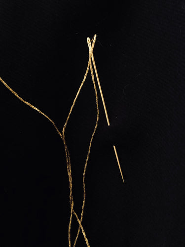 Gold sewing needle // Aiguille à coudre en or