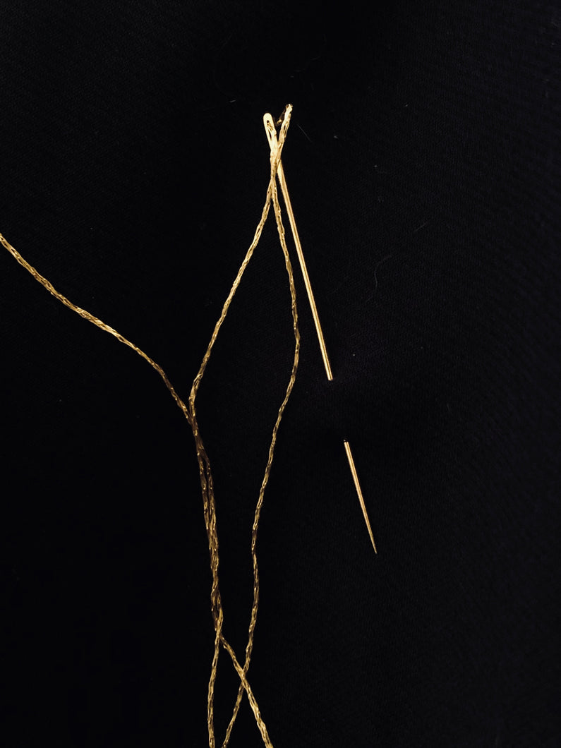 Gold sewing needle // Aiguille à coudre en or