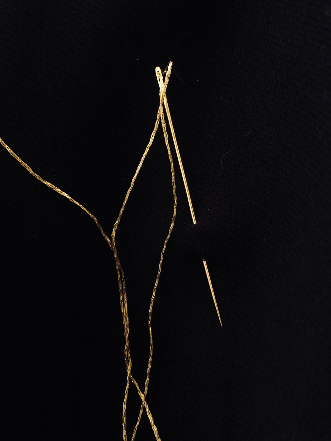 Gold sewing needle // Aiguille à coudre en or