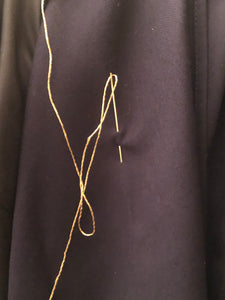 Gold sewing needle // Aiguille à coudre en or