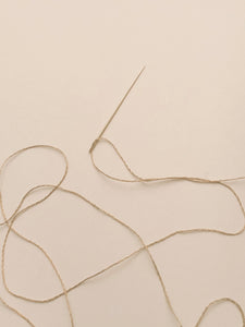 Gold sewing needle // Aiguille à coudre en or