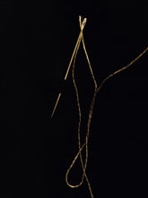 Charger l&#39;image dans la galerie, Gold sewing needle // Aiguille à coudre en or