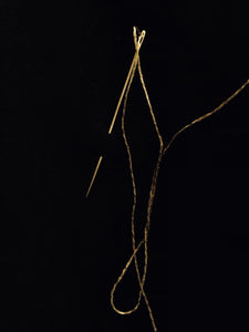 Gold sewing needle // Aiguille à coudre en or