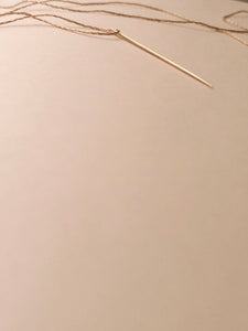Gold sewing needle // Aiguille à coudre en or