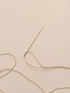 Gold sewing needle // Aiguille à coudre en or